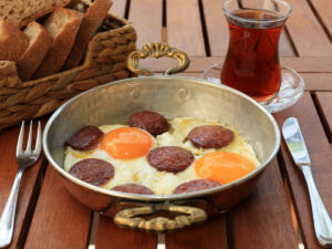 Sucuklu Yumurta