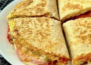 Quick and Delicious Tortilla Breakfast Wrap with Eggs, Tomato, and Spinach Recipe